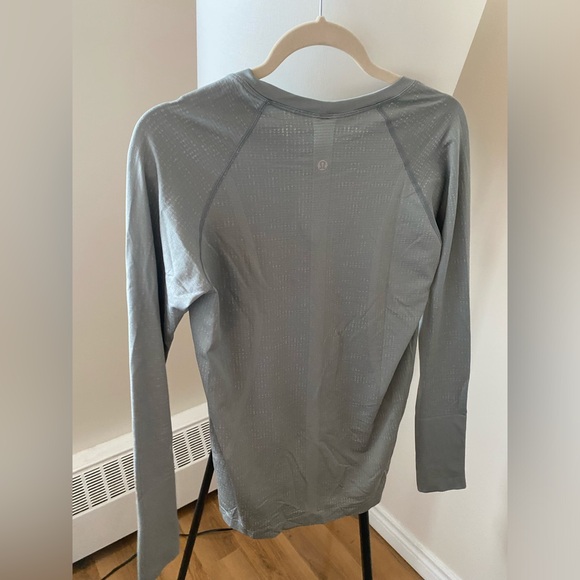 Lulu Lemon Athletic long sleeve top - Picture 3 of 6